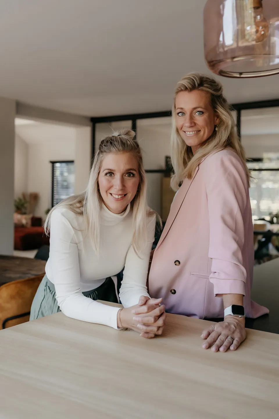Kim Honcoop en Mieke van Bavel aan tafel